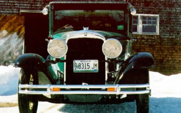 29Plymouth-Front Logo Lites Turn Signals on a 1929 Plymouth